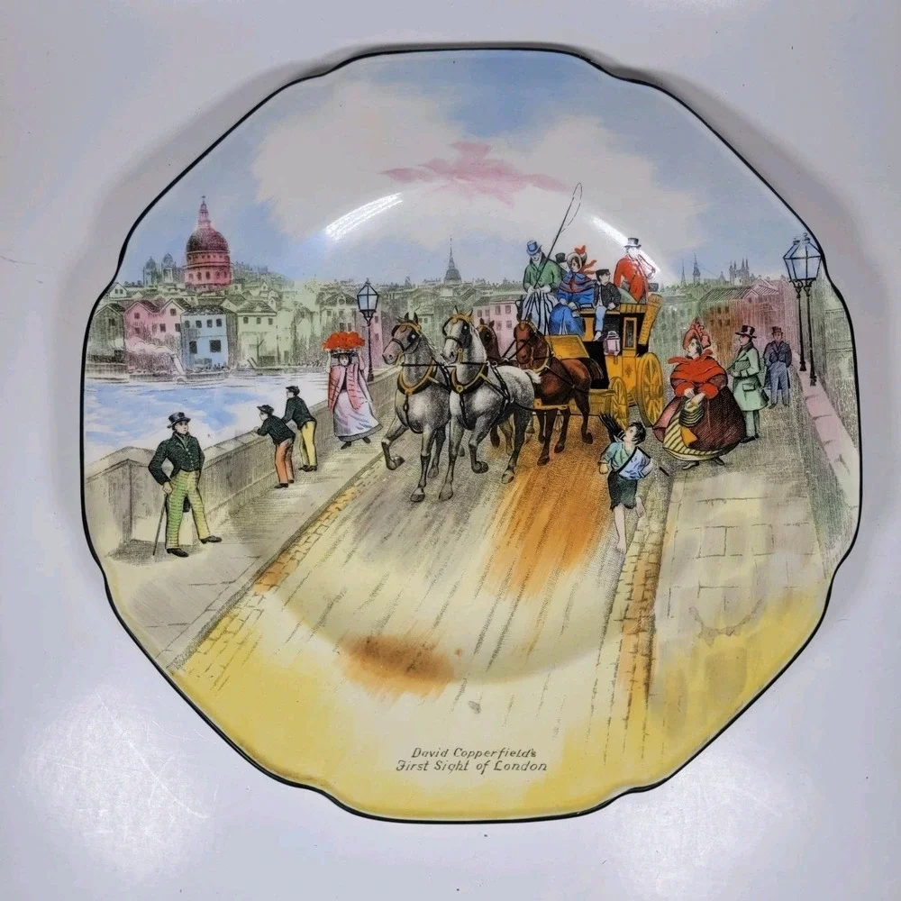 CROWN DUCAL WARE DAVID COPPERFIELD'S FIRST SIGHT OF LONDON DINNER PLATE 10.5